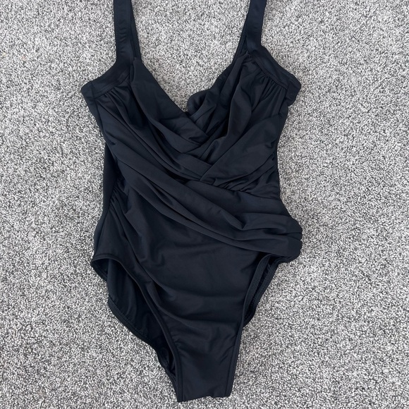 Miraclesuit BLACK Must Haves Solid Sanibel Underwire One-Piece Swimsuit US 14 - Picture 4 of 13